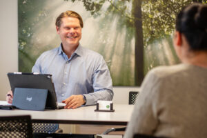 Aufnahme von Jan Pohl Versicherungsmakler Aachen bei einem Beratungsgespräch.