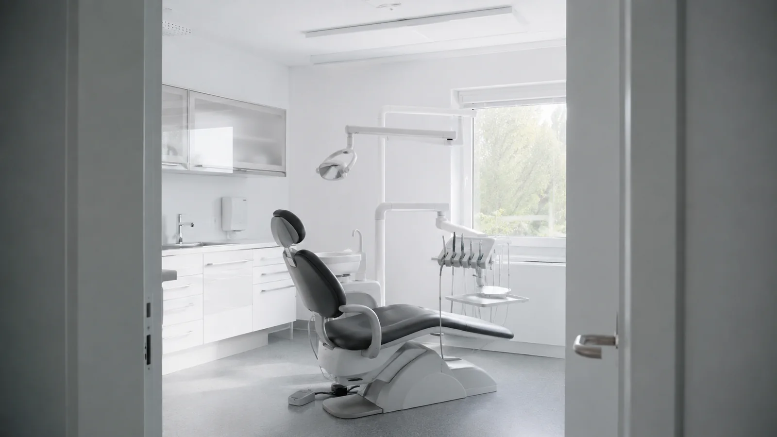 Leeres Zahnarzt-Behandlungszimmer als Bild f&uuml;r die Zahnl&uuml;cke in der Schweizer Grundversicherung